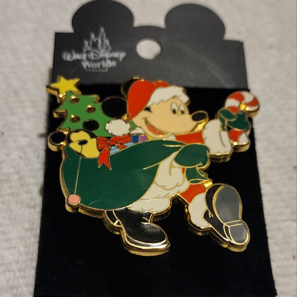 Christmas Mickey Disney collector pin